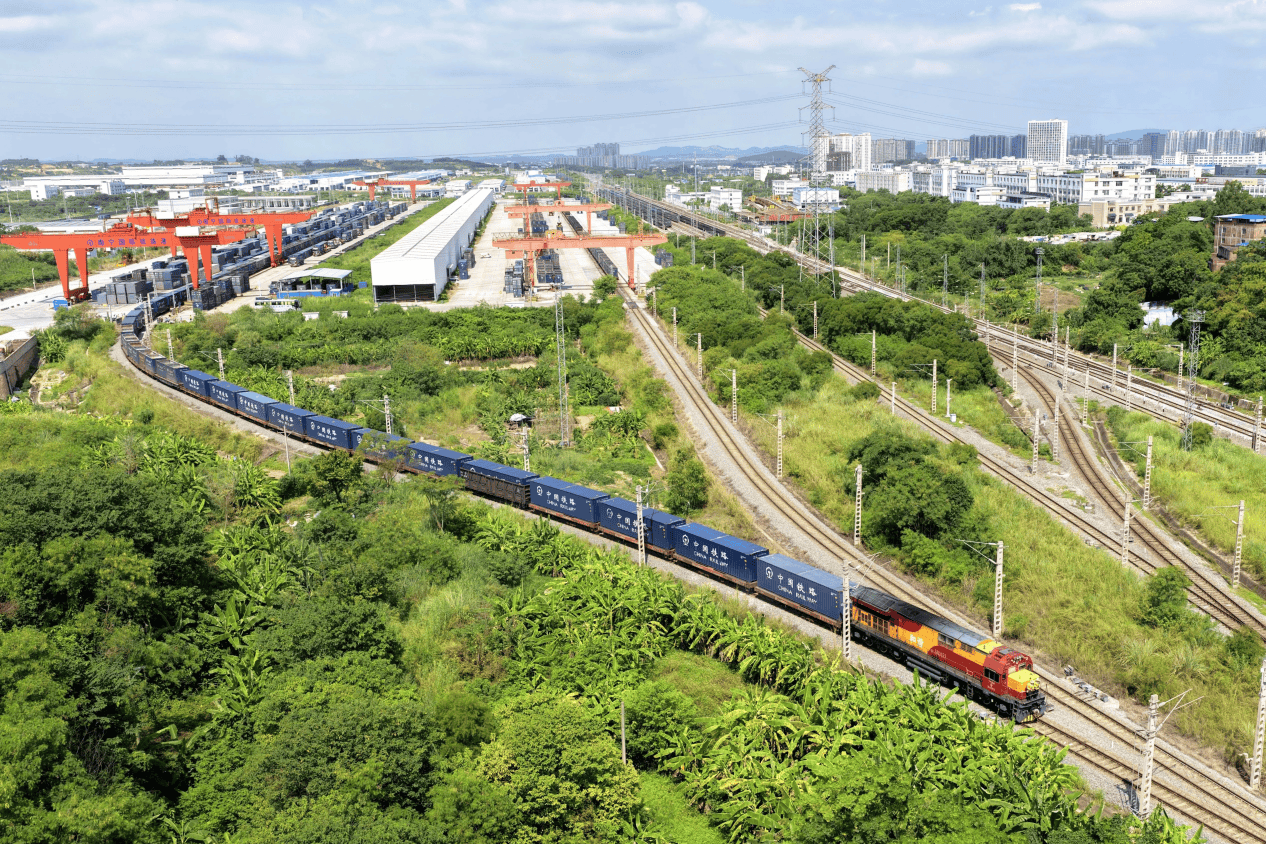 电竞足球_12小时跨越中国2400公里电竞足球，苏林全程只坐高铁，他到底有何用意？