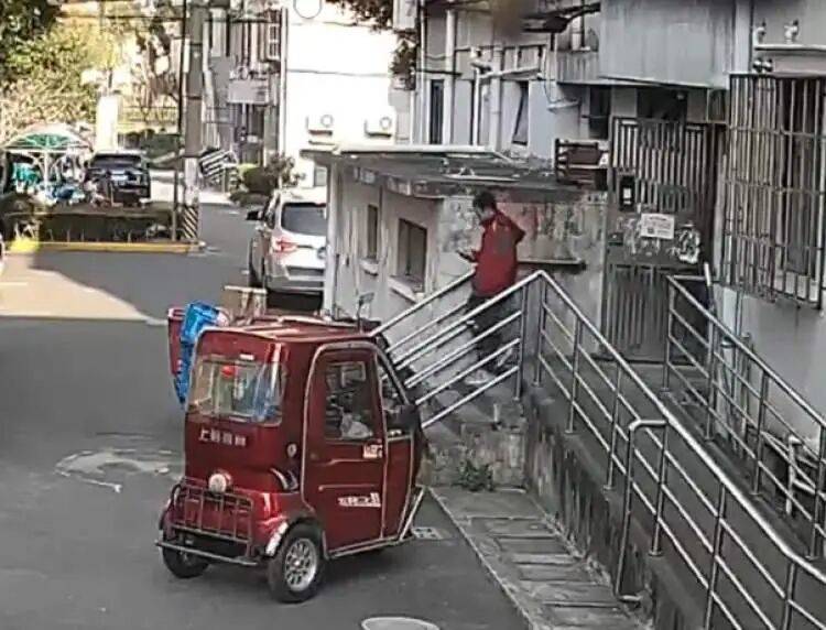 皇冠hga035手机登入_快递员将7999元的手机放门口皇冠hga035手机登入，买家没收到！20多天后，手机自己“报警”了