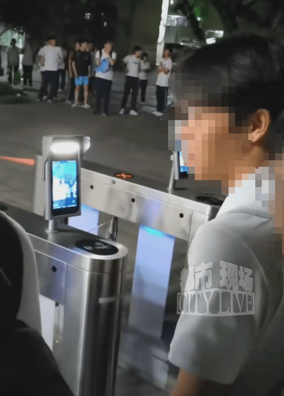 华盛顿奇才 v 密尔沃基雄鹿 _“广西梧州一中学老师阻止学生离校华盛顿奇才 v 密尔沃基雄鹿 ，并在校门口破口大骂”，校方通报：情况属实